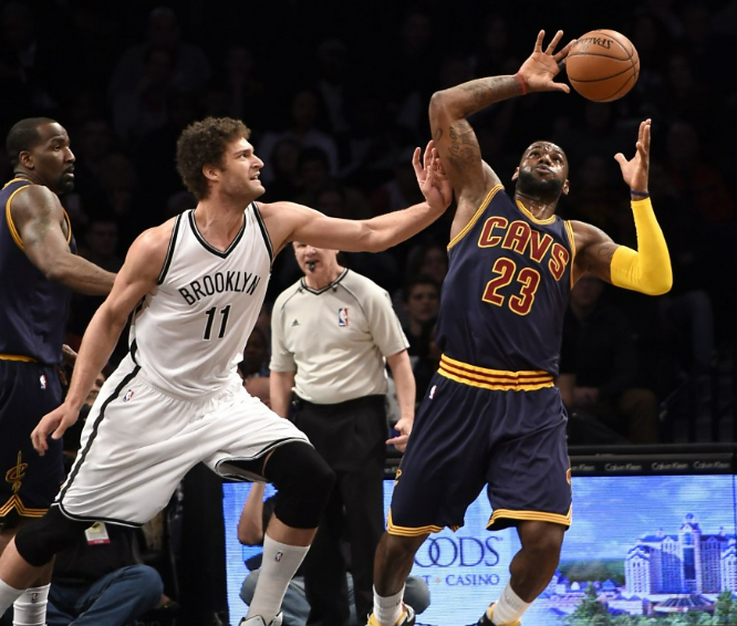 包含墨西哥男篮横扫法国男篮，萨姆·米切尔送出助攻的词条