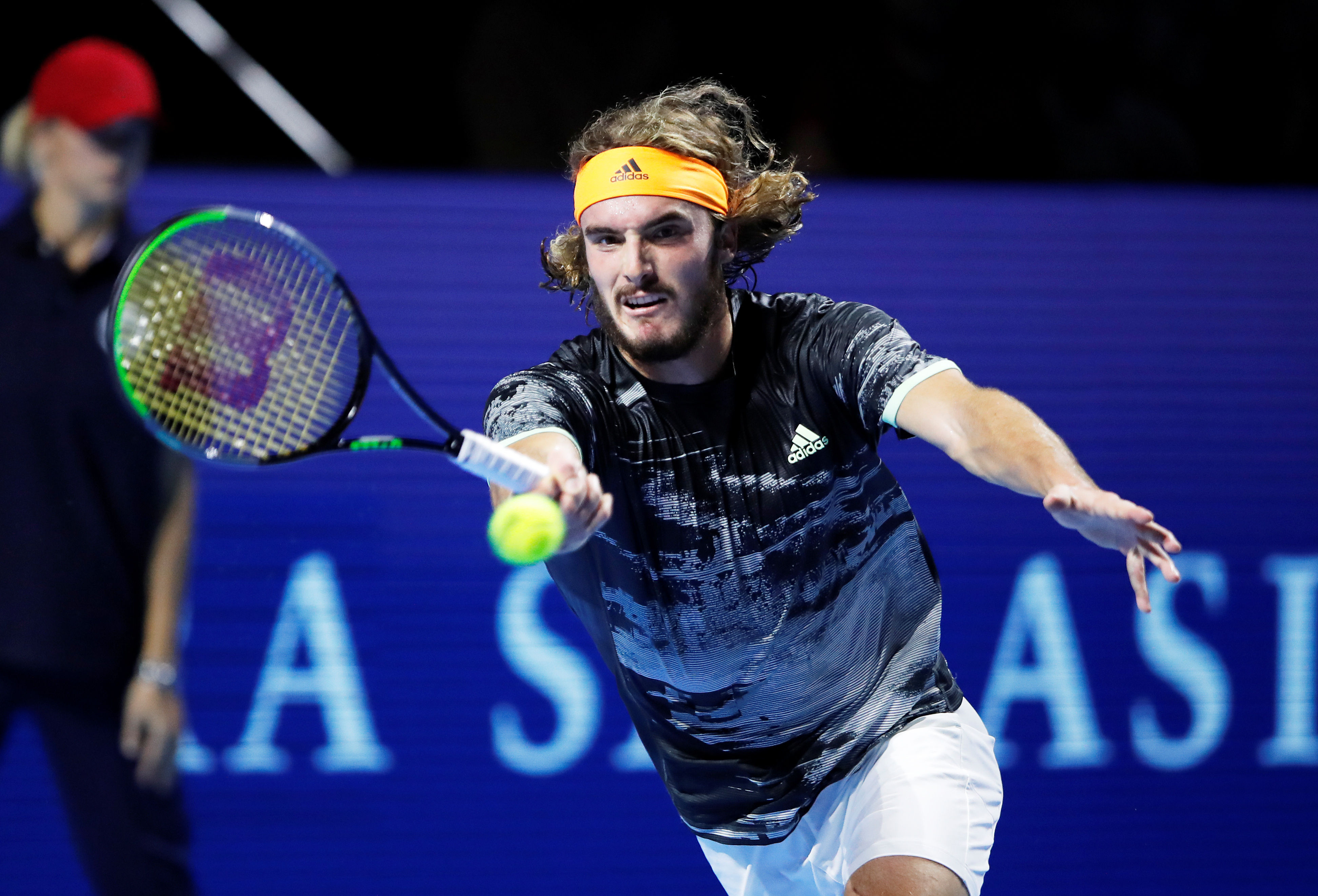 世界网球队横扫西班牙网球队,费德勒统治全场 世界网球队横扫西班牙网球队,费德勒统治全场