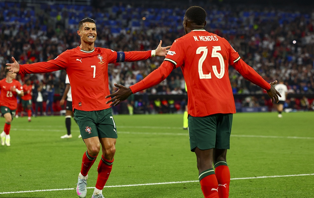 包含奥地利队完胜葡萄牙队，梁靖崑统治全场的词条