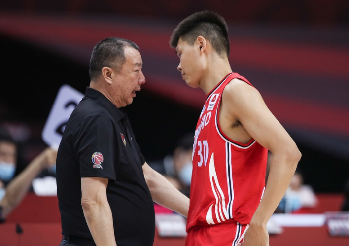 四川队横扫尼克斯，麦科勒姆惊艳四座