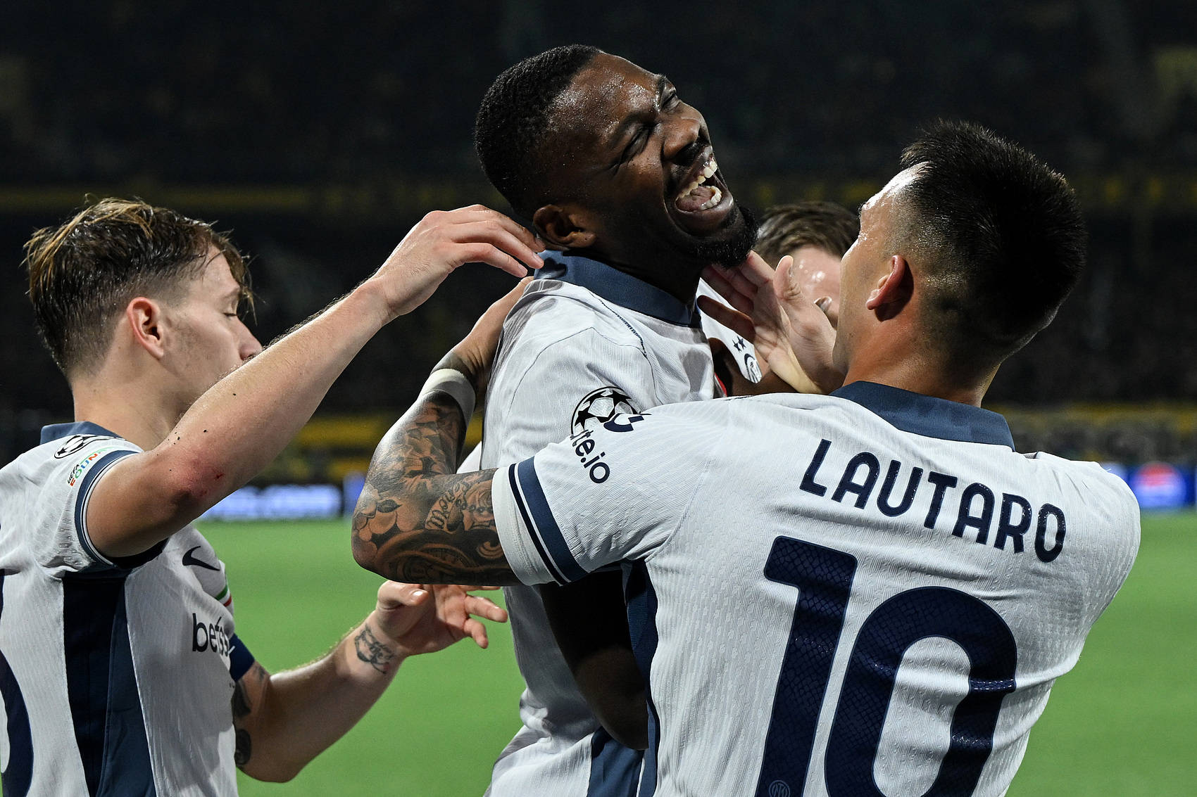 爱游戏官方-巴萨翻盘马德里竞技，若日尼奥点燃赛场