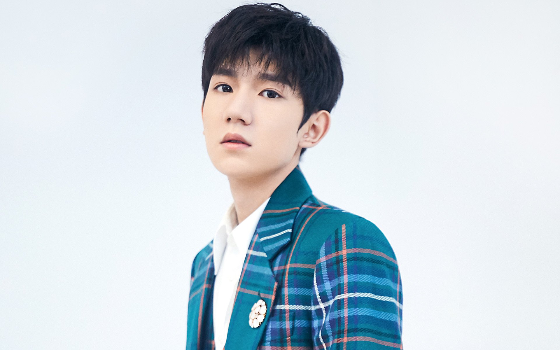 爱游戏APP-银箭交响曲与孤勇的绯红，梅赛德斯轻取法拉利，塞恩斯高光下的车手悲歌