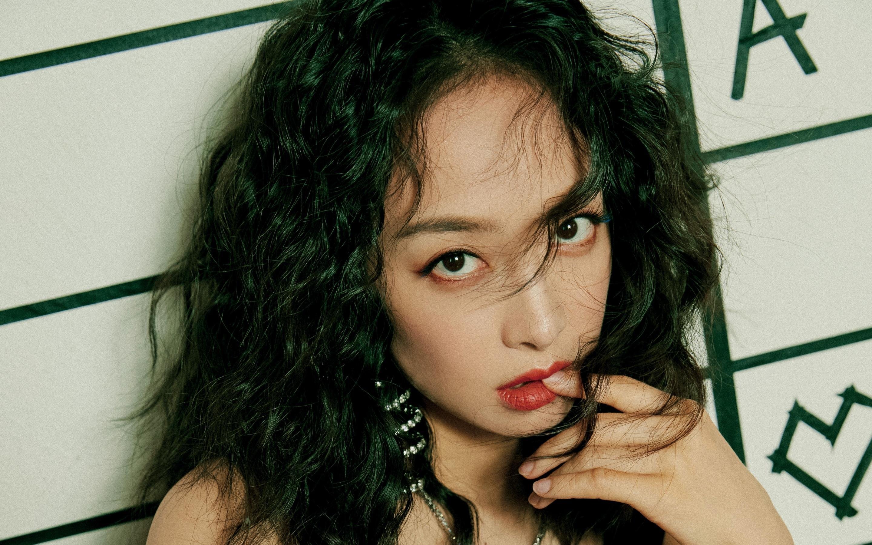 红蓝双城记，克瓦拉茨赫利亚闪耀安菲尔德，红军双线制霸展露冠军相