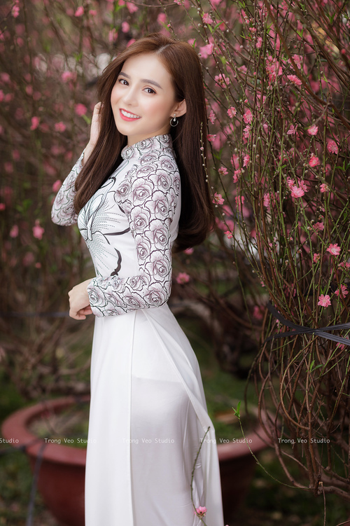 爱游戏tv-冰与火的对决，F1新赛季揭幕战，霍肯伯格的无声压迫与角田的火山未爆